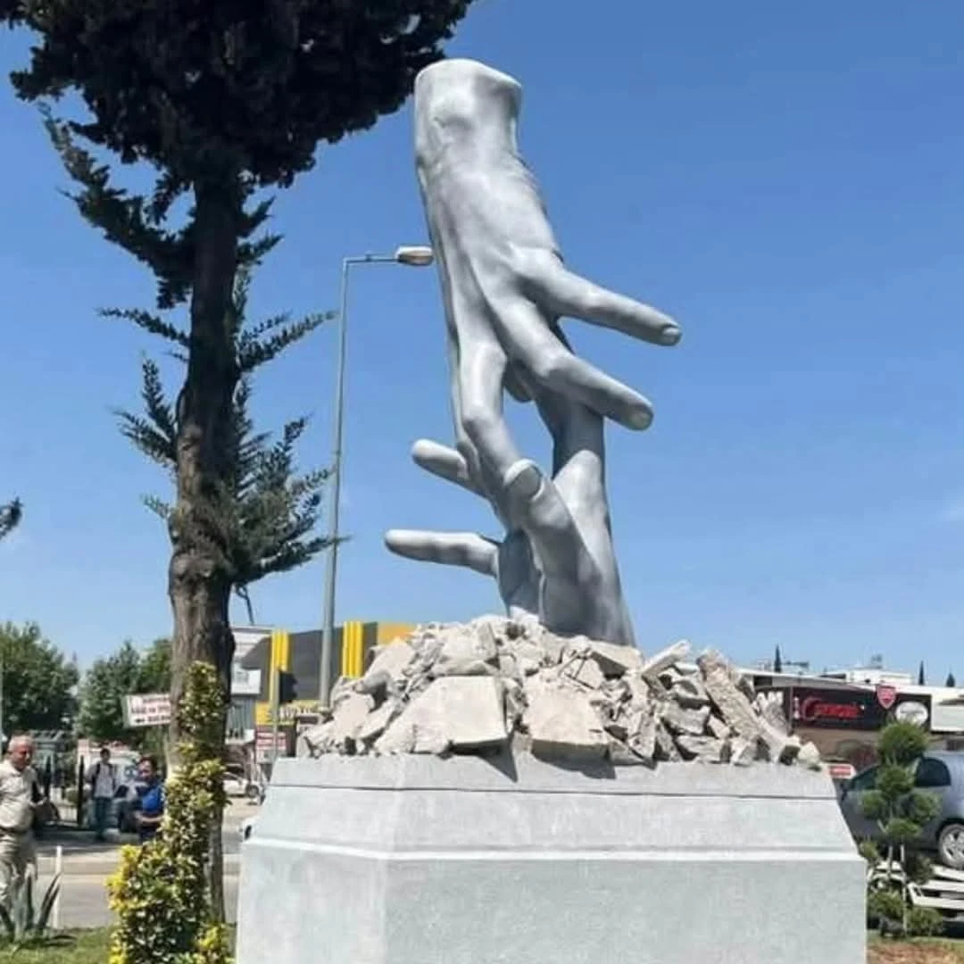 Adıyaman Belediyesi, 6 Şubat’taki yardımlaşmayı ‘Dayanışma Eli Anıtı’ ile ölümsüzleştirdi