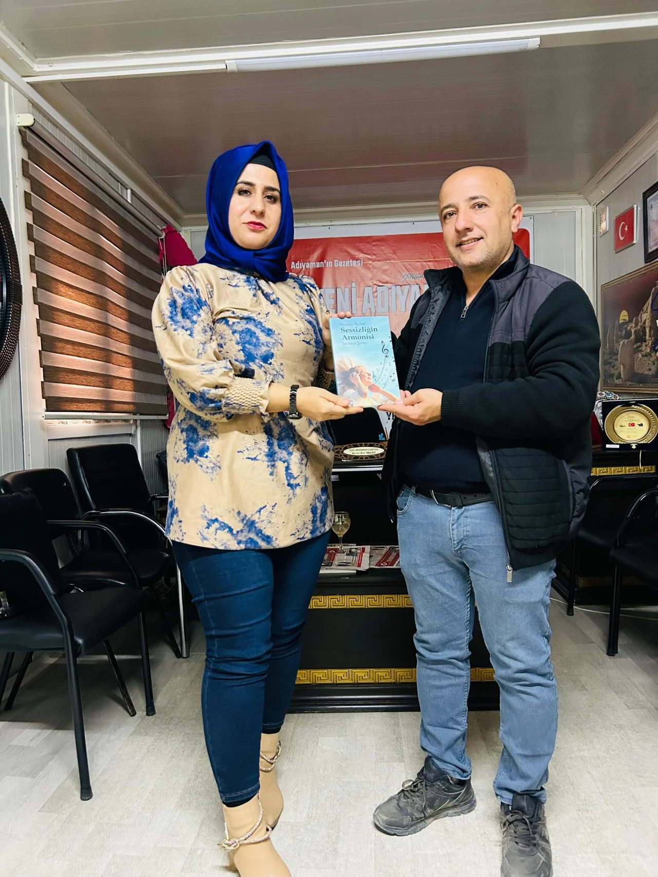 G&Uuml;R&Uuml;LT&Uuml;L&Uuml; BİR D&Uuml;NYADA RUHUN SESİ: "SESSİZLİĞİN ARMONİSİ" RAFLARDA!