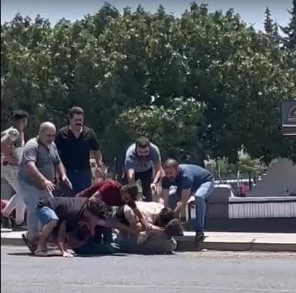 Yol ortasında tekme tokatlı