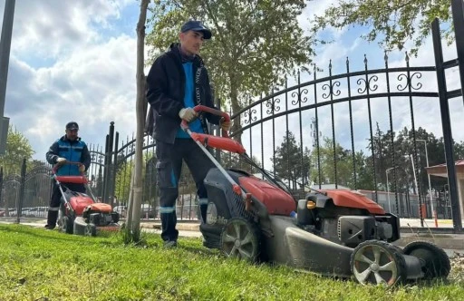Adıyaman Belediyesi, park ve yeşil alanlarda kapsamlı bakım ve ilaçlama çalışmalarını sürdürüyor