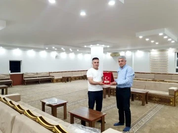 Başkan Akkuş'tan hayırsever şerif BOZKURT'TA teşekkür plaketi 