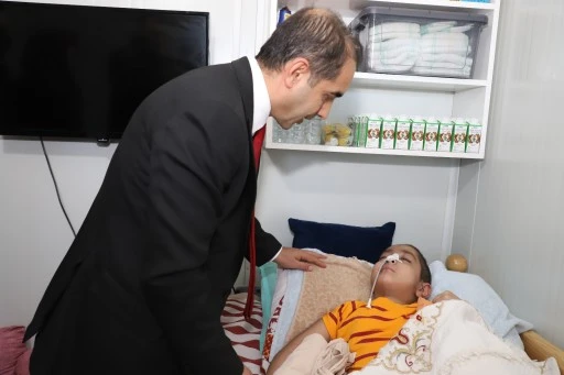 İl Sağlık Müdürü Prof.Dr. Mehmet Şirik, lösemi hastası minik Yusuf Ali'yi evinde ziyaret etti