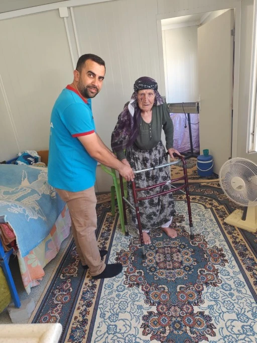 KAHTA SYDV VEFA PERSONELİNDEN YAŞLI TEYZEYE ANLAMLI DESTEK