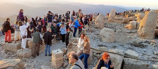 Nemrut Dağı’na Turist Akını Devam Ediyor