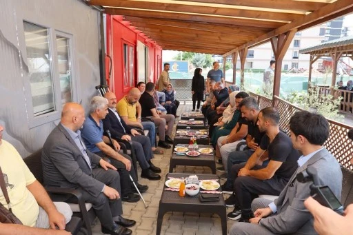 &quot;Vali Varol ve Milletvekillerinden Anlamlı Ziyaret: Engelli Depremzedelere Bayram Morali&quot;
