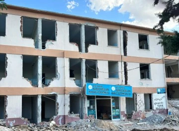 VELİLER ORTA HASARLI OKULUN YIKILMASINI İSTİYOR!